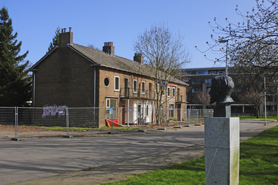 900204 Gezicht op de voor afbraak bestemde huizen Johan Wagenaarkade 3 (links) -lager te Utrecht, met rechts op de ...